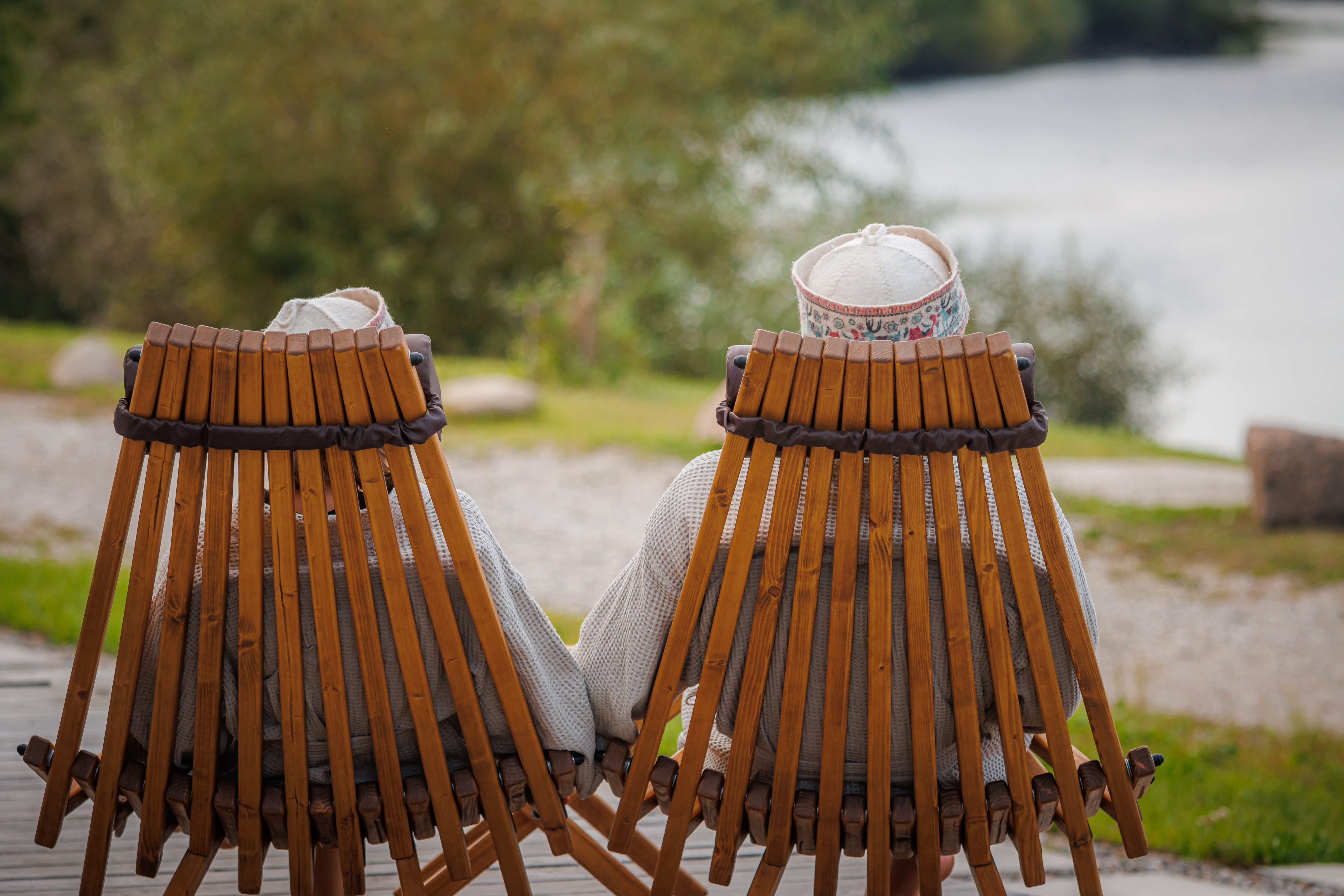 Гости Фермы Тюниных и комплекса Бани Тюнинские отдыхают на стульях