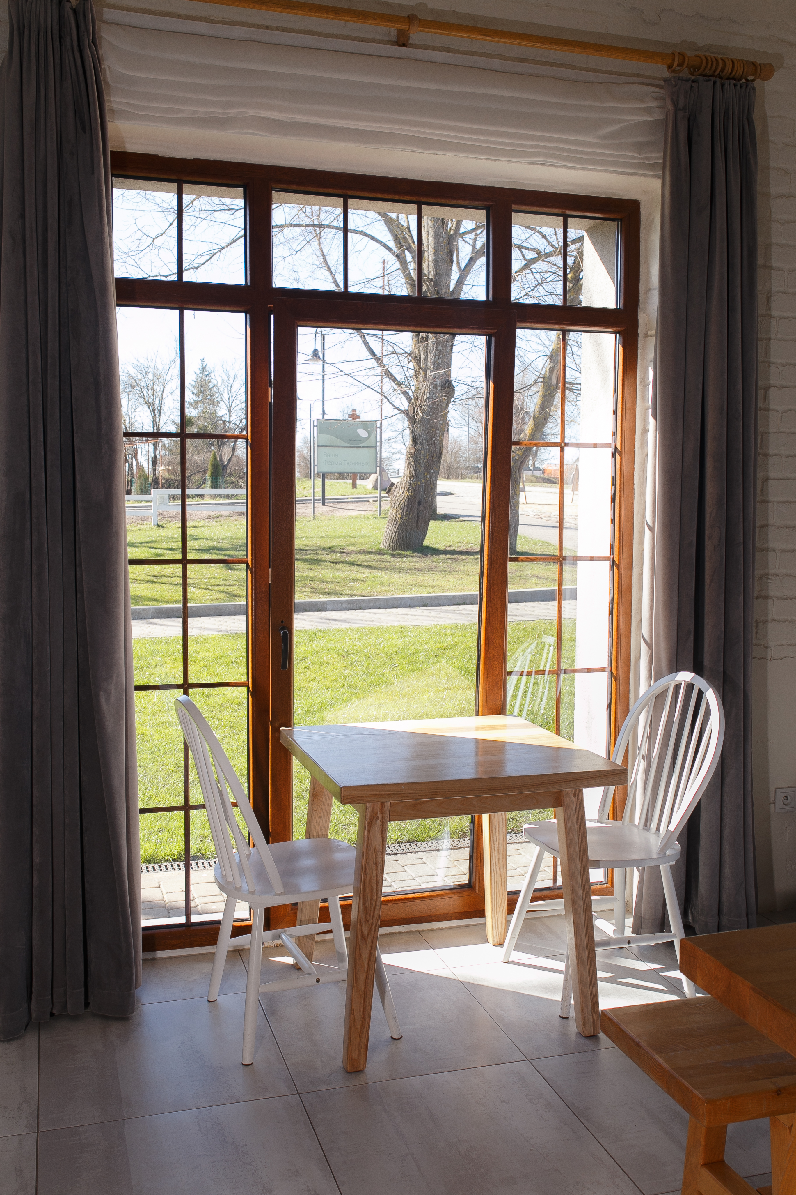 Уютный вид кафе