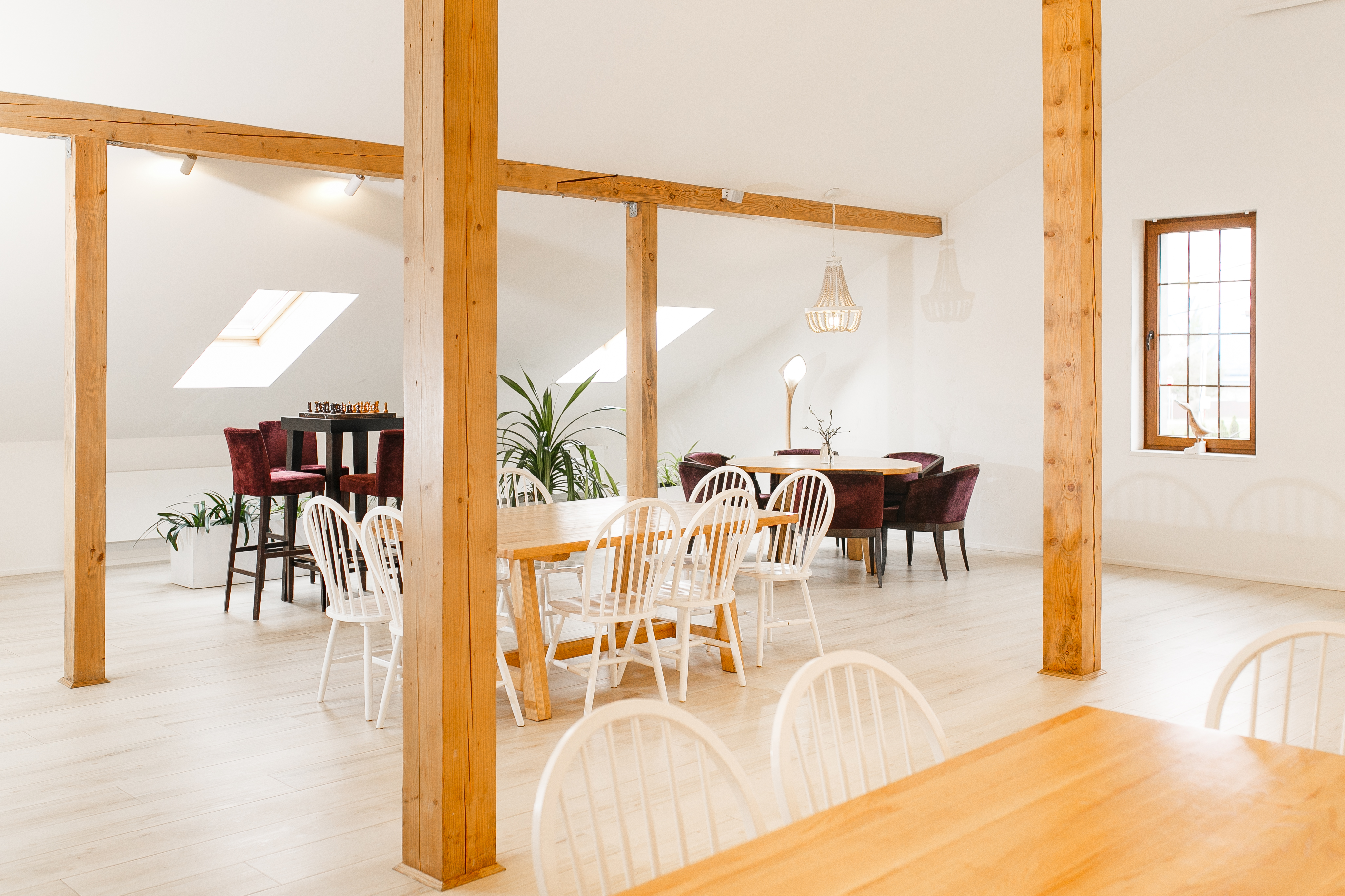 Стол и стулья справа